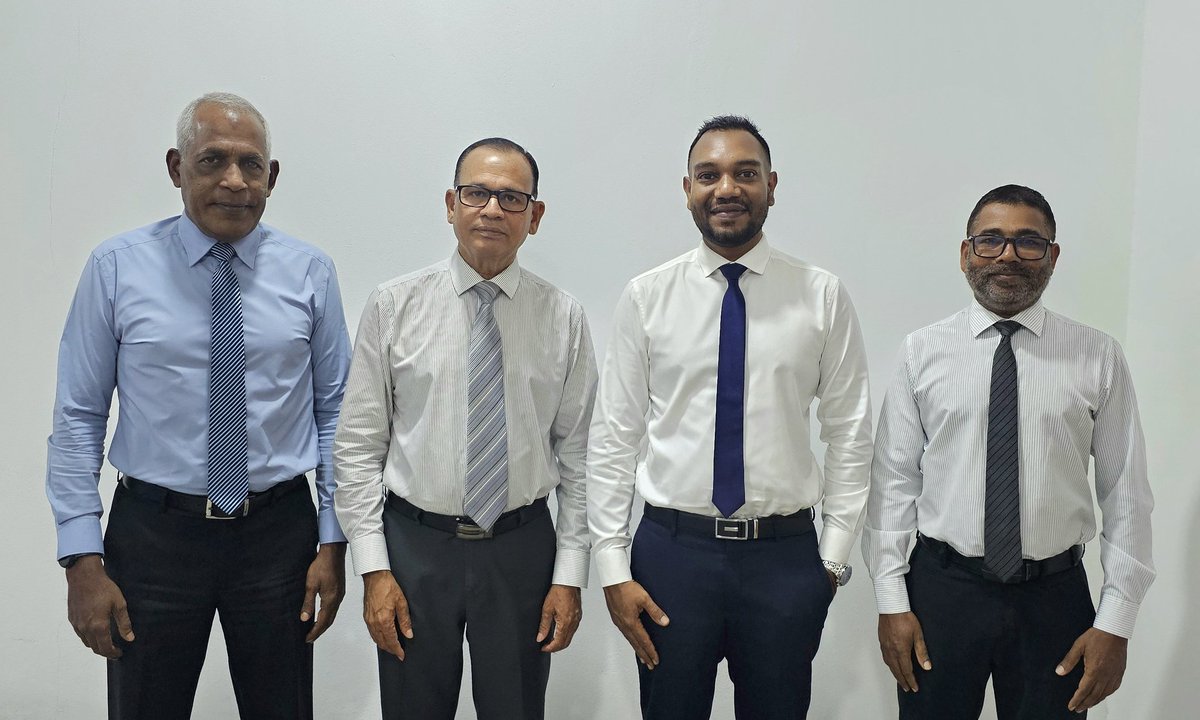 MpAhdhu's tweet photo. އައްޑޫމީދޫ އަލަށް އުފެދޭ ކައުންސިލްގެ ޓްރާންސިޝަން މަރުހަލާ، ދާއިމީ ނުވެތިބި މުއައްޒަފުން އަދި އިތުރަށް ނަގަންޖެހޭ މުއައްޒަފުން، އޮފީސް ��ިމާރާތް އަދި ޕަބްލިކް ވޯކްސްގެ ހުރި ކަންބޮޑުވުންތަކާއި ގުޅޭގޮތުން ވަޒީރު އާދަންޝަރީފް އުމަރާއި އެކު މިއަދު ބޭއްވުނު ބައްދަލުވުން.
މި ބައްދަލުވުމުން އަޅުގަނޑަށް ޔަގީންވީ ރައީސުލް ޖުމްހޫރިއްޔާގެ އެންގެވުމާއި އެއްގޮތަށް ޙާއްސަ އަހައްމިއްޔަތުކަމެއް ދެއްވައިގެން ސަރުކާރުގެ ކަމާއި ގުޅޭ އިދާރާތައް އަދި މިނިސްޓްރީން ޓްރާންސިޝަންގެ ކަންކަން ގާތުން ބައްލަވަމުންދާކަން،  އަދި އެގްޒިސްޓިން އޮފީސް އިމާރާތް މަރާމާތުކޮށް، ދެ ފްލޯގެ ތަނަވަސް އާ އޮފީސް އިމާރާތެއް އެޅުމުގެ ކަންކަން ކުރިއަށް ދާނެކަން މިކަމަށް ބޭނުންވާ ފައިނޭންސިން ވެސް ހަމަޖެހިފައިވާކަން. މީދޫގެ ކަންކަން ގާތުން ބައްލަވައި ދެއްވާކަމަށްޓަކައި ރައީސް އަދި ވަޒީރަށް އައްޑޫމީދޫ ރައްޔިތުންގެ ނަމުގައި ޝުކުރު ދަންނަވަން.
@MoCLPmv @Adamshareefz