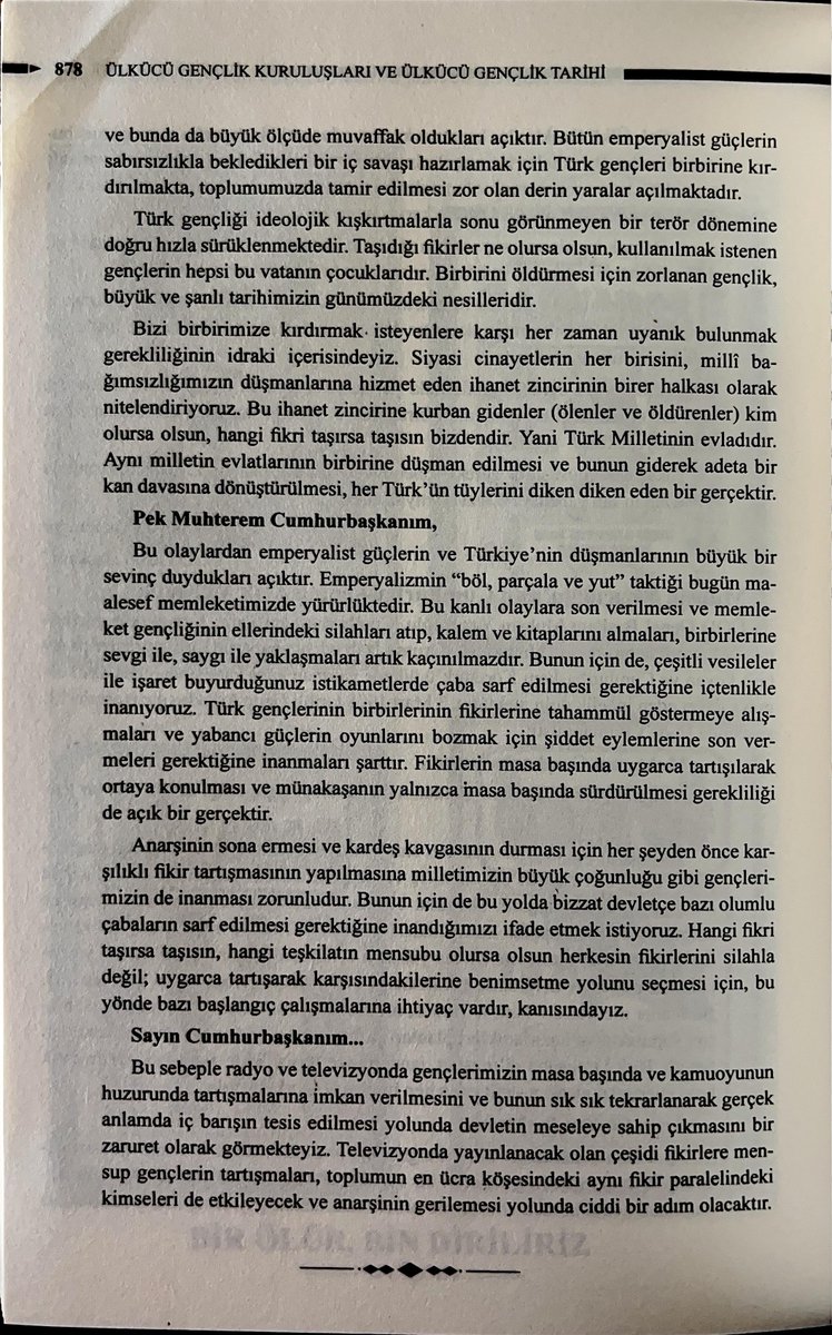 MehmetAkifOkur's tweet photo. Her 25 Mart'ta Anadolu yaylası hâlâ üşüyor...

Ve kaderdaşlarıyla birlikte anlaşılmayı bekliyor.
Neyi özlüyorlardı?

#MuhsinYazıcıoğlu'nun Cumhurbaşkanı Fahri Korutürk'e mektubundan (Mart 1978):

"Taşıdığı fikirler ne olursa olsun, kullanılmak istenen gençlerin hepsi bu vatanın çocuklarıdır. Birbirini öldürmesi için zorlanan gençlik, büyük ve şanlı tarihimizin günümüzdeki nesilleridir..."

"Anarşinin sona ermesi ve kardeş kavgasının durması için her şeyden önce karşılıklı fikir tartışmasının yapılmasına milletimizin büyük çoğunluğu gibi gençlerimizin de inanması zorunludur... ...Hangi fikri taşırsa taşısın, hangi teşkilatın mensubu olursa olsun herkesin fikirlerini silahla değil; uygarca tartışarak karşısındakilerine benimsetme yolunu seçmesi için... ...radyo ve televizyonda gençlerimizin masa başında ve kamuoyunun huzurunda tartışmalarına imkan verilmesini ve bunun sık sık tekrarlanarak gerçek anlamda iç barışın tesis edilmesi yolunda devletin meseleye sahip çıkmasını bir zaruret olarak görmekteyiz..."

Rahmetle...

@hakkioznur_uh 'un ömürlük şahitlikler ve muazzam detaylarla örülü "hafıza" çalışmasından...
