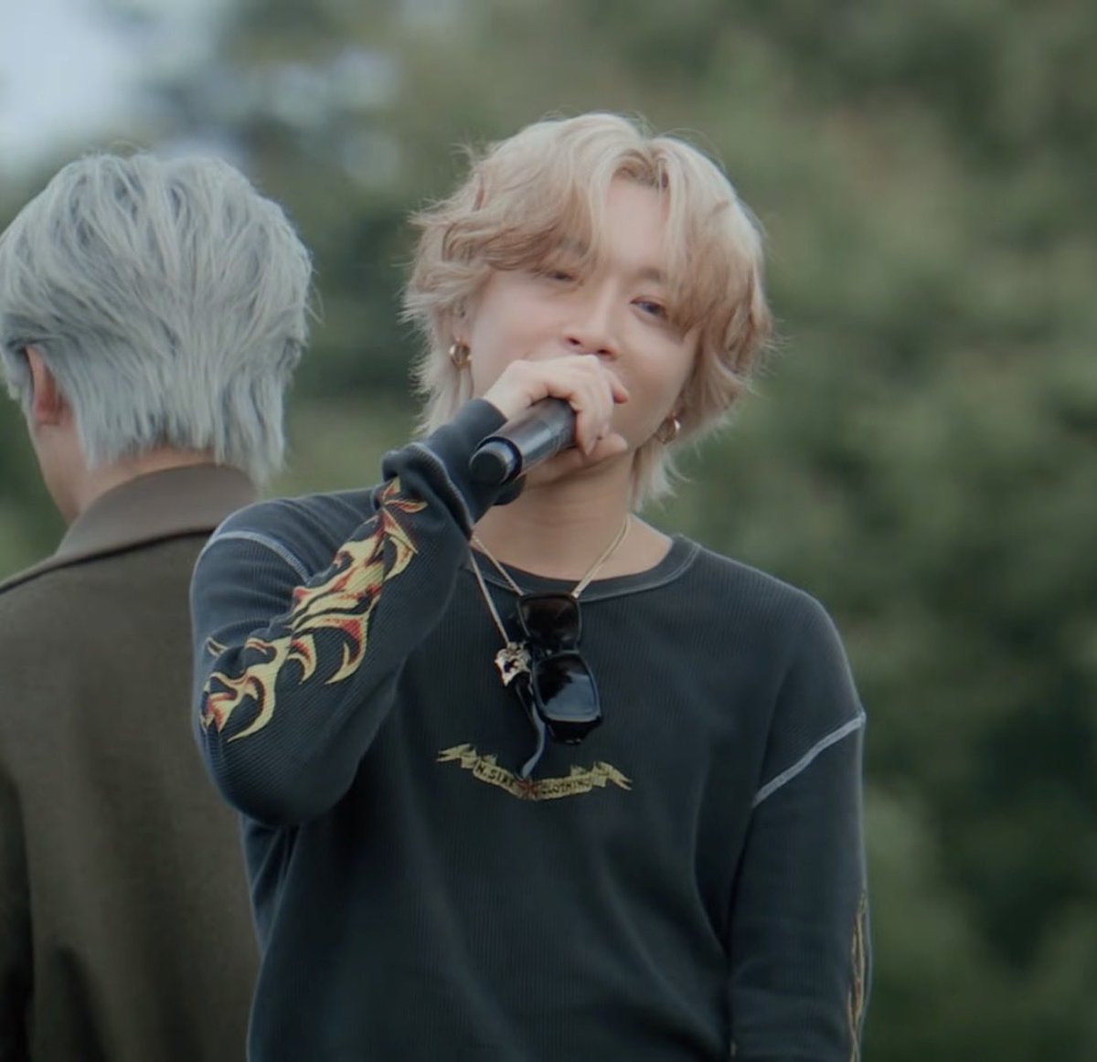 お い な り . tweet media