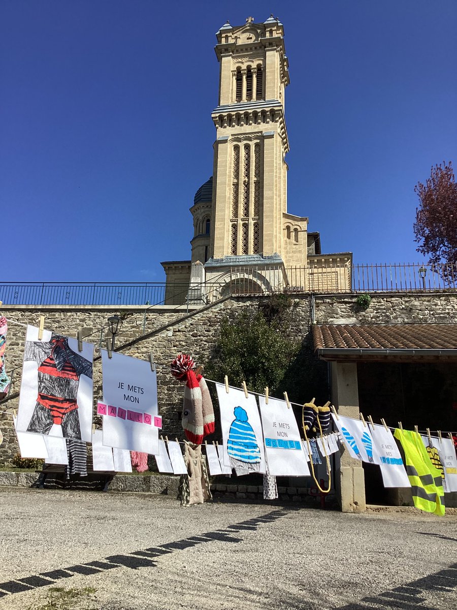 dsden26's tweet photo. 🎨 Le 19/03, #LaGrandeLessive a transformé le monde en galerie d’art éphémère ! À Montmiral, les élèves ont accroché leurs œuvres aux côtés de millions de participants dans 134 pays. Une journée pour créer, partager et célébrer l’art ensemble. #ArtCitoyen #Créativité https://t.co/mwOYkWWFta