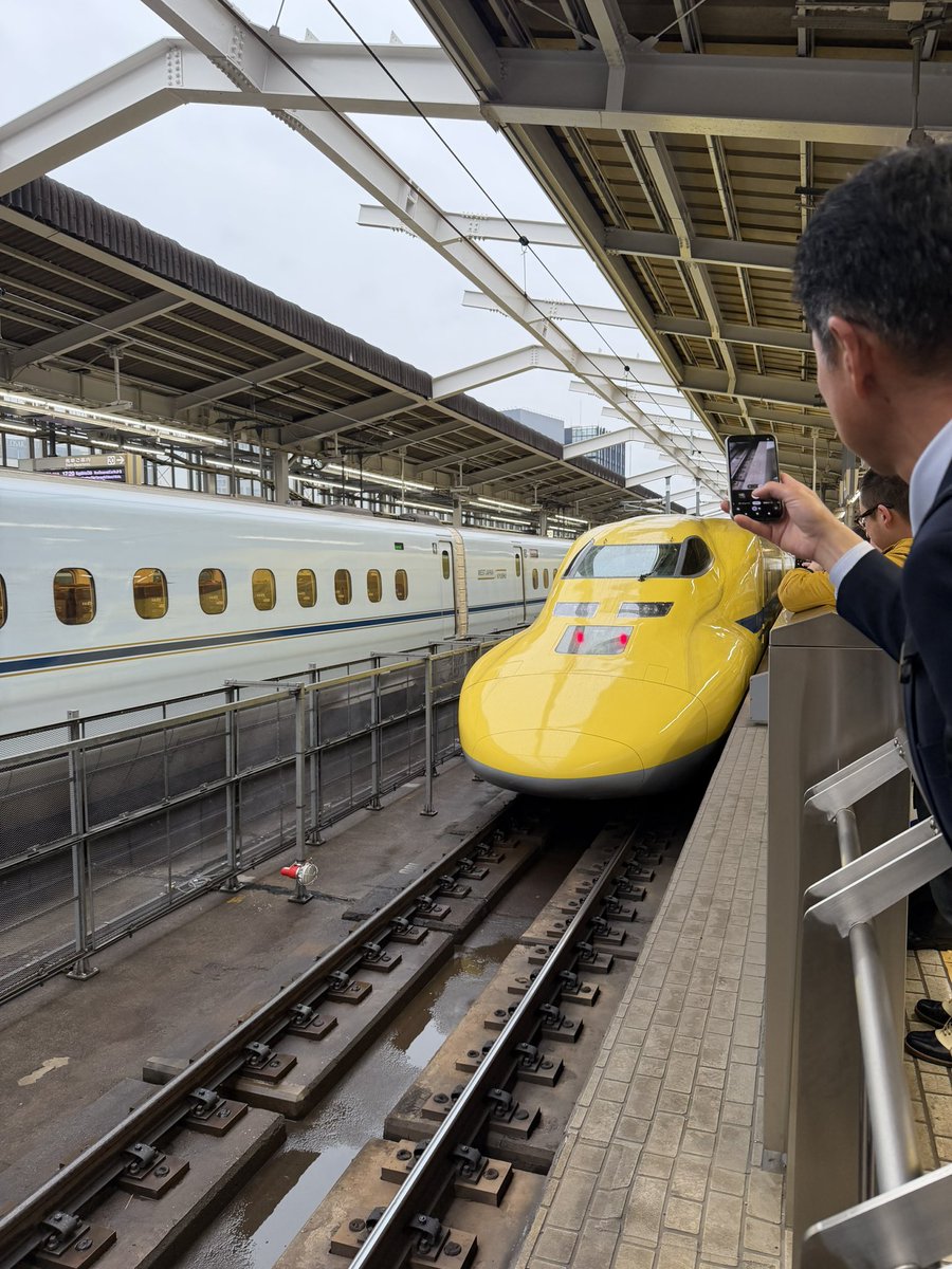 nttequestrian's tweet photo. 宮崎から大阪の飛行機が雨で欠航になりセントレアに飛んで名古屋から新幹線で大阪へ。
幸運にも一度も見たことないドクターイエローがとまってました😁なんか得した気分😁 https://t.co/WDvnUQawnS