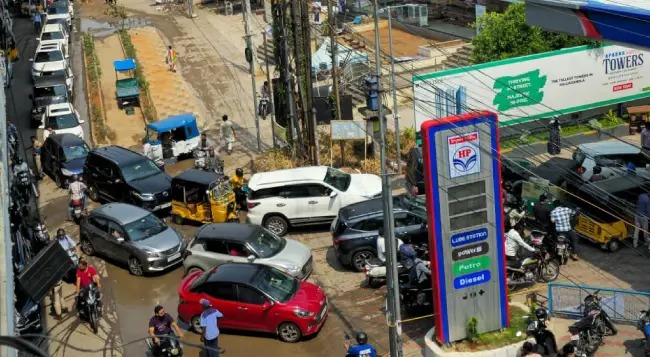 KParakala72698's tweet photo. Petrol bunks witness rush in Telangana

In several areas across Telangana, including Hyderabad, heavy rush of vehicles is being seen at petrol bunks.

#Telangana #Hyderabad #Petrol #FuelRush #BreakingNews https://t.co/TXa4Y7vJtq