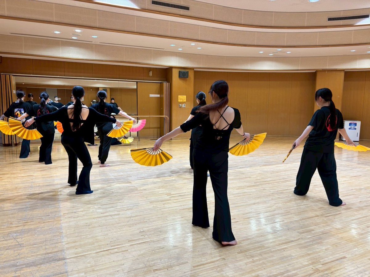 華美強化レッスンの様子をお届けします✨️
今回は、華美で印象的に使用している扇子を使った振り付けを中心に練習を行いました‼️
一つ一つの動きに想いを込めて、より美しく魅せられるよう磨いています。

#華美 #hanabi #ダンス #レッスン