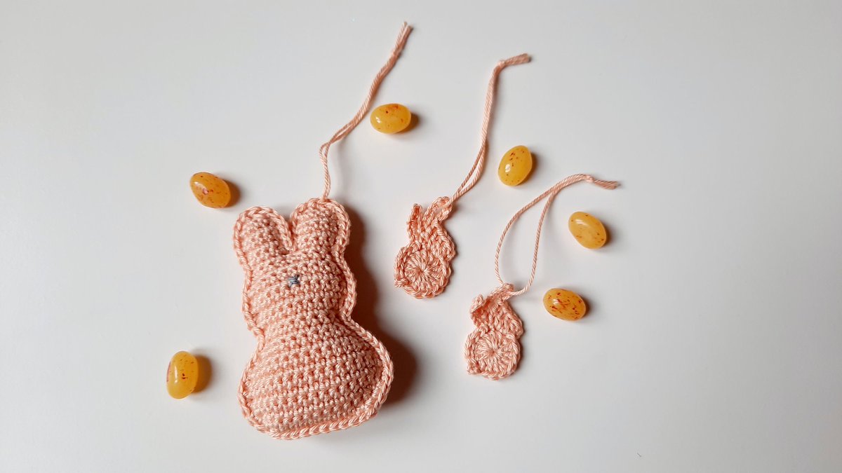 Ze blijven te leuk deze haasjes voor in de paasboom. Ik maakte alvast een paar setjes in gezellige kleurtjes en ja die jellybeans heb ik allemaal opgegeten 😉

Welke kleur is jouw favoriet?