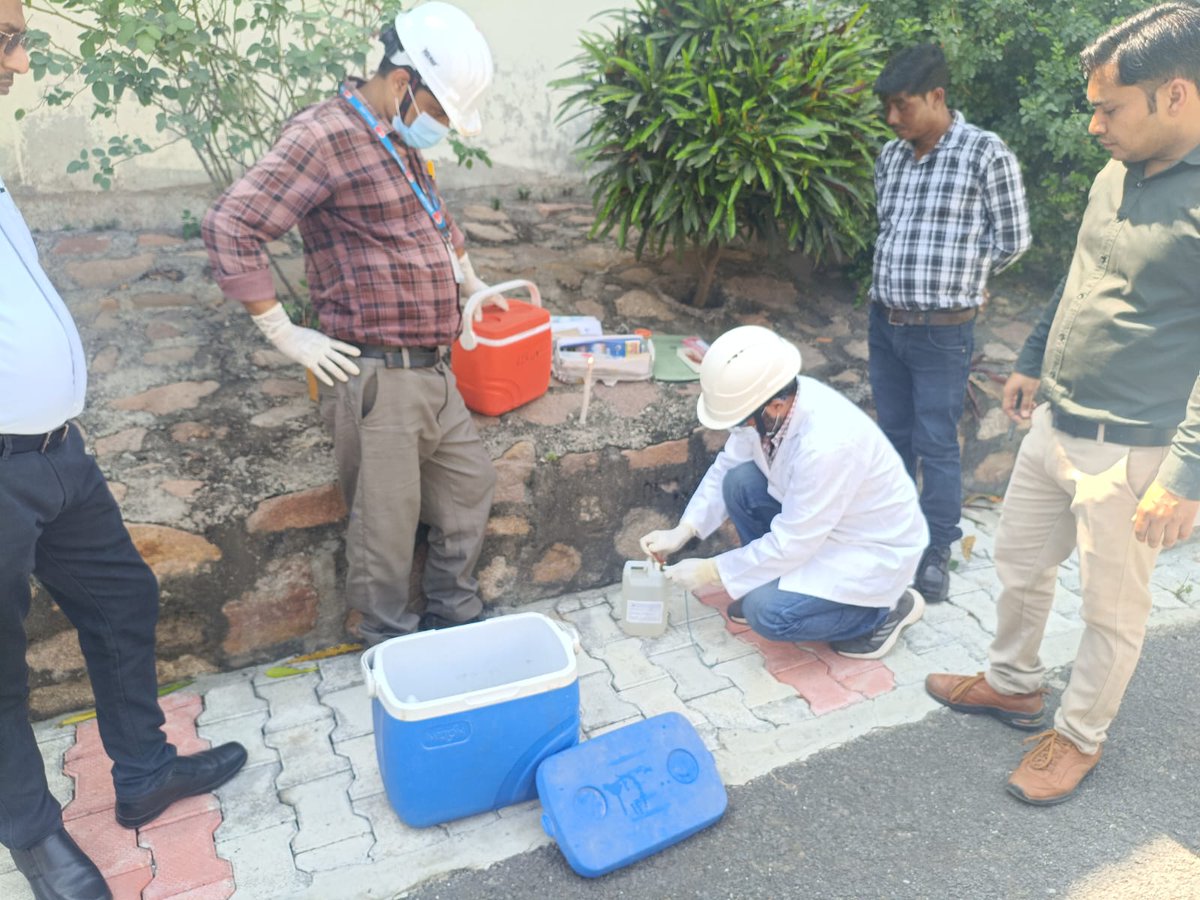 uppcbofficial's tweet image. On March 24, 2026, Mr. Imran Ali, Regional Officer, UPPCB, Jhansi along with Mr. Ravi Shukla, J.E. Jal Nigam, Jhansi and Sima NABL laboratory team, New Delhi inspected the 26 MLD Sewage Treatment Plant (STP) located at Laxmi Tal, Narayan Bagh, Jhansi.

#inspection #STPvisit