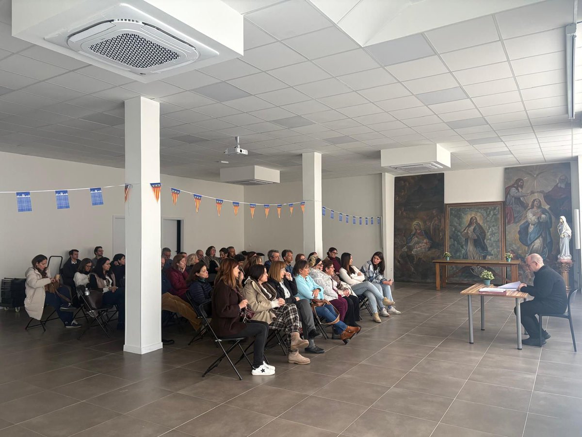 misionerospaul's tweet photo. “Vasijas de barro” para acoger la gracia: retiro de Cuaresma en @nsmonteolivete.

Unos 40 participantes vivieron el pasado sábado una mañana de profundo recogimiento, comenzando con oración y adoración en el templo que ayudó a entrar en lo esencial, confrontar la propia vida y abrirse a Dios. 

Después, en los salones parroquiales, una dinámica y el trabajo en grupos permitieron recorrer el sentido de la Semana Santa y concretar cómo vivirla con mayor profundidad.

#Cuaresma2026 #ParroquiaMonteolivete