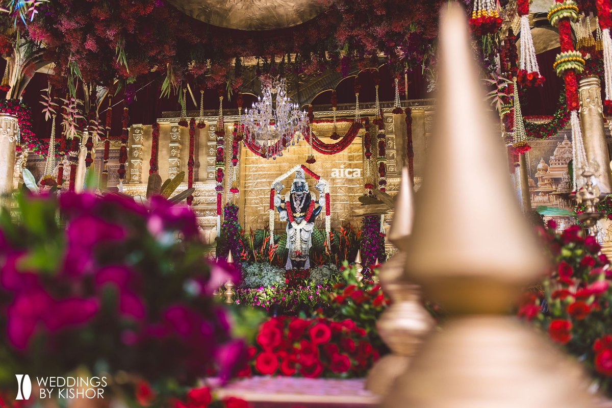 aicaevents's tweet photo. Luxury wedding decor that feels truly royal 👑

From grand chandeliers to traditional mandap setups, every detail is designed to create a timeless celebration.

Serving across Andhra Pradesh &amp; Telangana.
📞 +91 9169849999

#WeddingDecor #LuxuryWedding #AICAEvents https://t.co/evHYJsPVxe