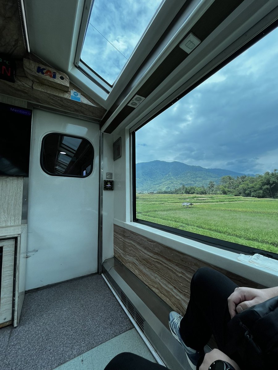 Baru pertama naik kereta panoramic, ac-nya emang ga sedingin itu yaa? :(