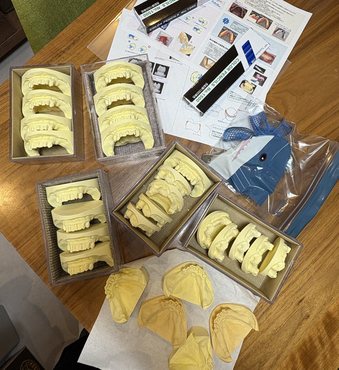 4月12日のセミナーに向けて着々と準備しております〜
参加者の方に部分床義歯設計の要点・前処置のコツを詰め込んだプリントをご用意🫶
見やすくA4サイズに詰め込むのが大変でした💦
当日は部分床義歯の設計の練習だけでなく、前処置や印象、歯科技工士との連携についても色々お話します😃