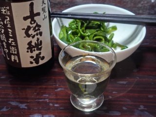 patsu_sun's tweet photo. ピーマンつまみに家飲み一人酒 https://t.co/CZs4qzX491