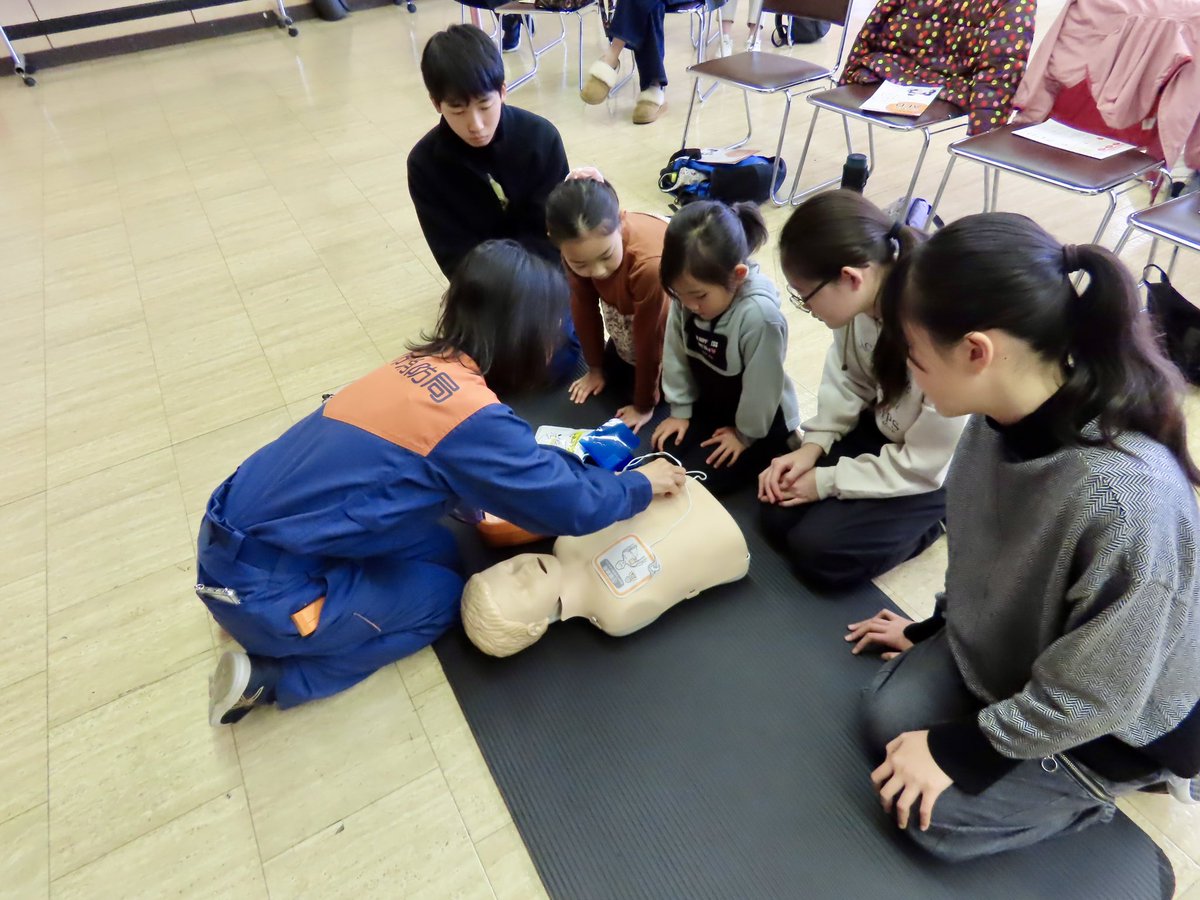 ichikawa_shobo's tweet image. 🚑小学生のための救命入門コース🚑
ご参加ありがとうございました✨
真剣にAEDの使い方を学んだり、胸骨圧迫に取り組む姿、とても頼もしかったです👏
この経験が、いざという時に誰かの命を救う力に。
未来のヒーローたちに期待です💪

#消防 #市川市 #AED #救急 #救急車