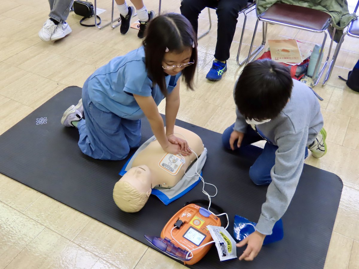 ichikawa_shobo's tweet image. 🚑小学生のための救命入門コース🚑
ご参加ありがとうございました✨
真剣にAEDの使い方を学んだり、胸骨圧迫に取り組む姿、とても頼もしかったです👏
この経験が、いざという時に誰かの命を救う力に。
未来のヒーローたちに期待です💪

#消防 #市川市 #AED #救急 #救急車