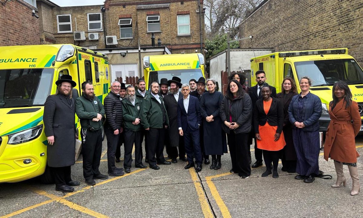 carowoodley's tweet photo. I joined @perayahmet and @SadiqKhan in a visit to @Hatzola to share solidarity across Hackney, Haringey and London. 

I am proud to live in a place where synagogue and mosque, people of all faiths and none, live, work and find strength together side by side.

#NoPlaceforHate https://t.co/i7yusLcotM