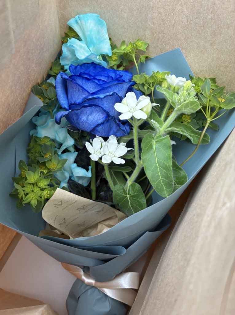 彼氏の卒業式渡しに行ってきた！
青の薔薇綺麗すぎる✨