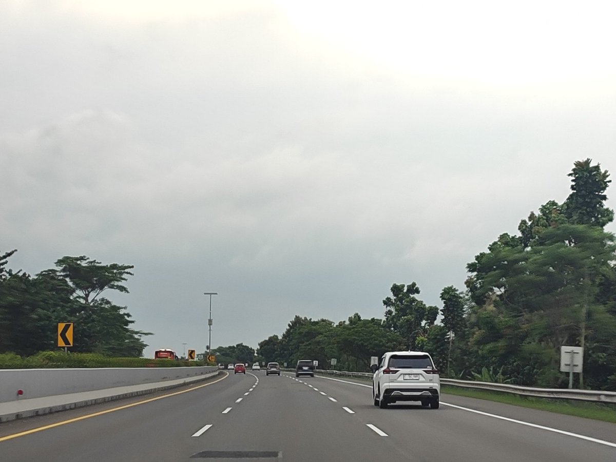 javakoek40's tweet photo. @SonoraFM92 @RadioElshinta @PTJASAMARGA @NTMCLantasPolri #Arusbalik #Tol_Palikanci KM 105 arah Jakarta ramai lancar one way arah Jakarta https://t.co/xJjaO4aToW