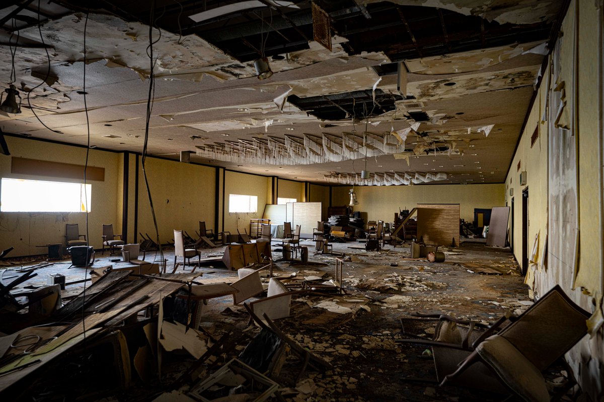 komamasa's tweet image. 廃墟から出たら役所のおじさんに出くわして「はいっちゃだめだよ～」って普通に注意されました・・・
相棒はちゃんと隠れてたw
#廃墟　＃abandoned #Urbex