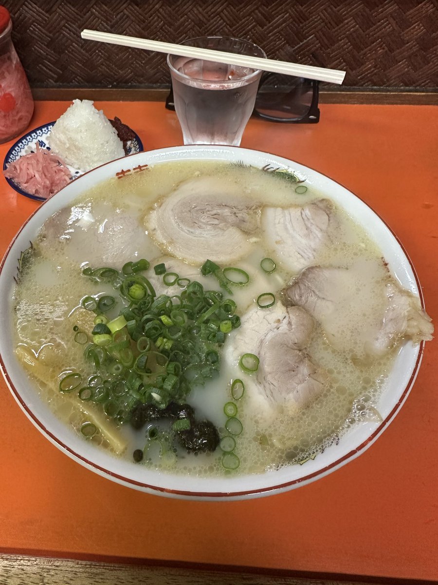 戸畑区の龍王🍜雨のせいですぐ入れました🤩大盛一択でおにぎりと食べてきました🙇いつも美味しいラーメンありがとうございます。ご馳走様でした🙏
＃豚骨ラーメン　＃ラーメン　＃北九州ラーメン　＃戸畑区　＃龍王　＃おにぎり　＃麺活