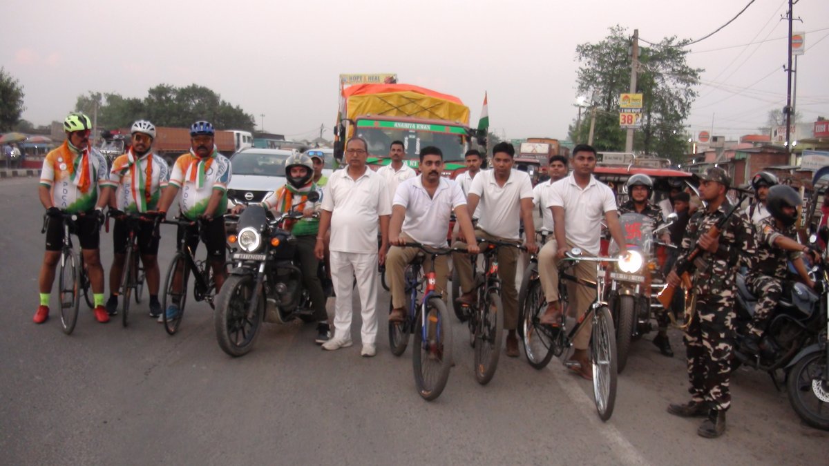 SSBSHQPURNEA's tweet photo. कल दिनांक 24/03/2026 को क्षेत्रक मुख्यालय सशस्त्र सीमा बल, पूर्णिया के प्रांगण में श्री मधुकर अमिताभ उप-महानिरीक्षक महोदय के द्वारा शोर्य वंदन यात्रा के साइकिलिस्ट जो कि पूर्णिया से तवांग की यात्रा पूरी कर वापस आए थे  उन्हें सम्मानित किया गया   |
@FtrPatna 
@AmitabhMadhukar https://t.co/8cbmutyfdg