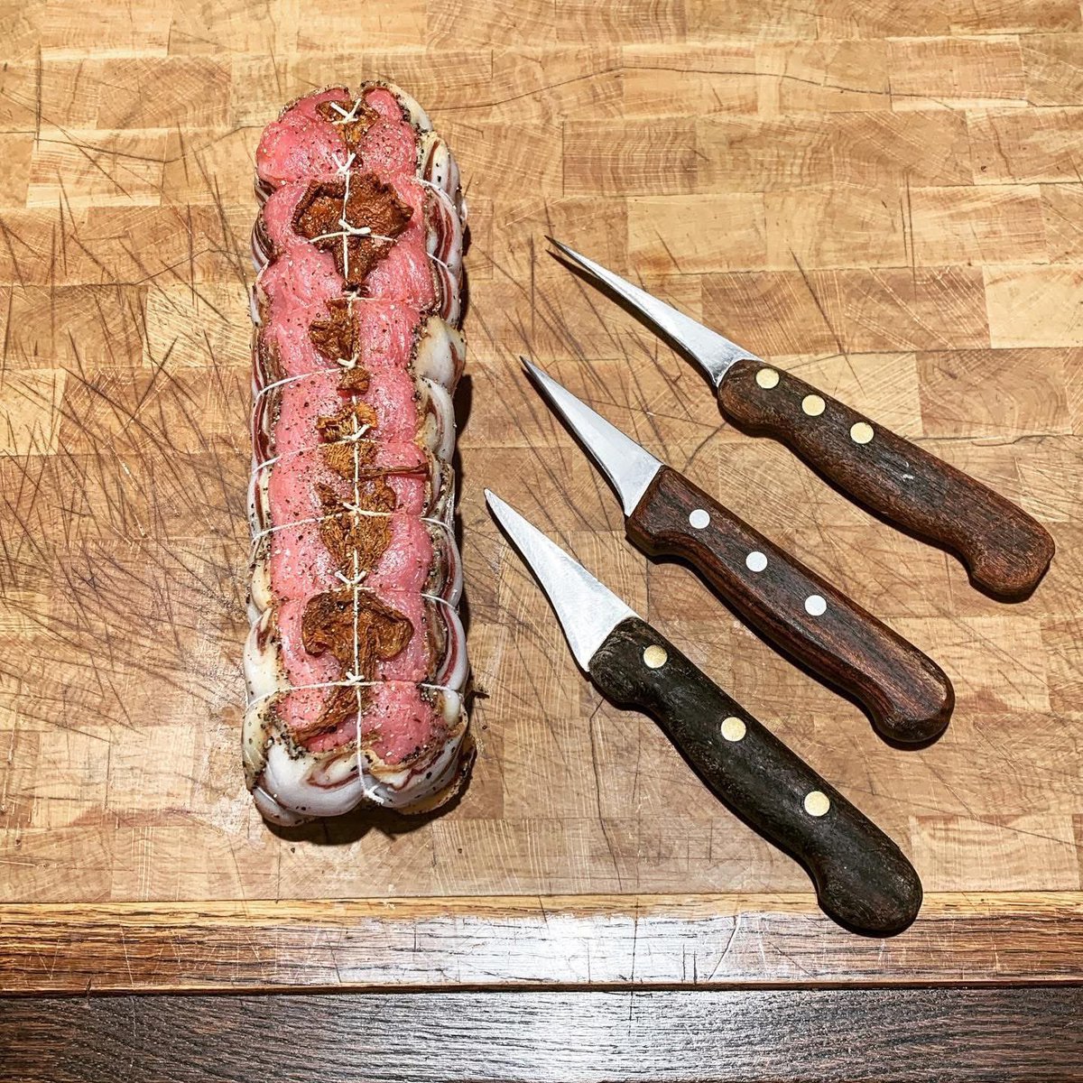 Langlai73410097's tweet image. Commandé sur le net ,
Livraison en express !
Filet mignon girolles, ventrèche.
Beaucoup d’amour, 
On garde la pêche !
#filetmignon #cochon #pork #schweinefleisch #свинина #豚肉 #フィレミニョン #porcnoirdebigorre #artisanatfrancais #boucherieartisanale #digital #proximité