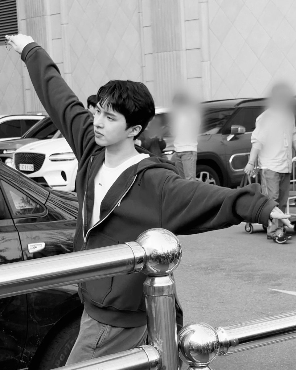 THE MOMENT tweet media