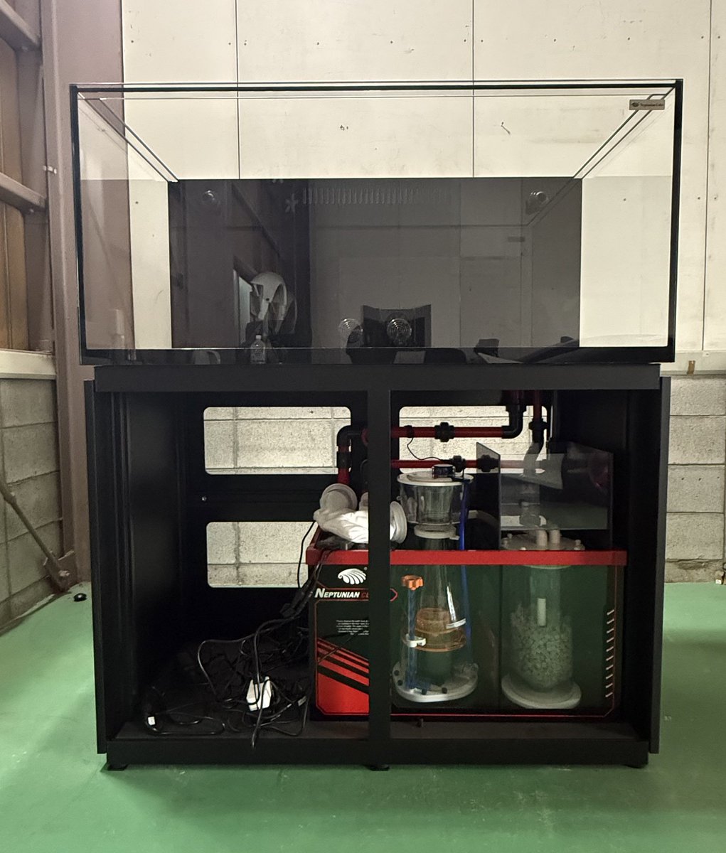 PushlogC's tweet photo. IoTデモ機作る用の水槽届きました！
これから流量とかセンサ山盛、PLC付けてFALCONNECTで遠隔監視と遠隔操作ができるようにしていきます。
エビ育てて陸上養殖っぽい雰囲気にしながらデータの可視化や警報出力、生成AIで日々の運用レポート作成とかやっていきます！
#IoT #陸上養殖 #PLC https://t.co/0og3Asq33c