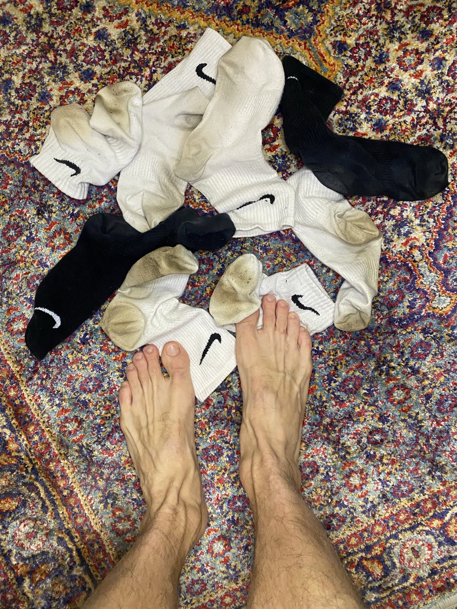 LucaL33320's tweet photo. Questa foto è l’obbiettivo della vostra miserabile vita cagne, racchiude la vostra dipendenza la vostra ossessione🧦
Puzzano da svenire, se siete interessati le vendo♨️😵💫 #findomdrain #paypig #sniff #masteralpha #tips #sugardaddy #sellfeet #socks_challenge #sellsocks #feet https://t.co/BDTvrfBQyz