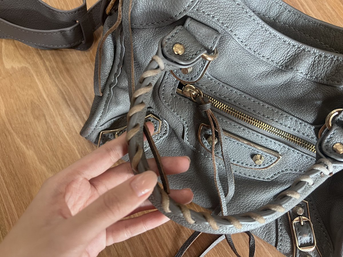 softcreamcakeq's tweet photo. BALENCIAGA CITY BAG GREY ( used )*️⃣🪽
price : 2,600 bath ( free shipping )💨
size : L11”
defect : -
💯please read *NOT GUARANTEE* เป็นงานหนังเเท้ อะไหล่ทอง ไม่มีตำหนิ ไม่มีกระจก ขอคนไม่ซีนะคะ #ส่งต่อเสื้อผ้า #ส่งต่อกระเป๋า #ส่งต่อกระเป๋ามือสอง #กระเป๋าวินเทจ #usedbag #vintagebag https://t.co/g3rdPdgaMi