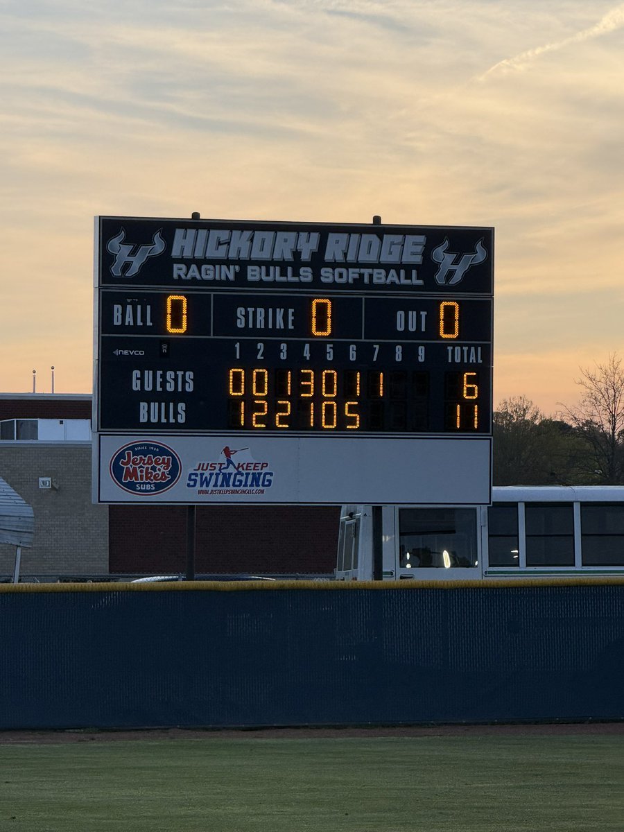 HRBullsSoftball's tweet photo. BIG 11-6 W last night against a solid Conference opponent AL Brown. Bat were 🔥, 14 hits lead by Sr @aubree_painter (4hits/2RBIs) &amp; So @Faulkenb2Hailey (2hits,💣/4RBIs)! @AlexisSmka (6inn,7k’s) &amp; @avery_jones28 (closed it out) in the ⭕️!  Back at it tonight on the Road! #GOBULLS https://t.co/nVmnLielLS