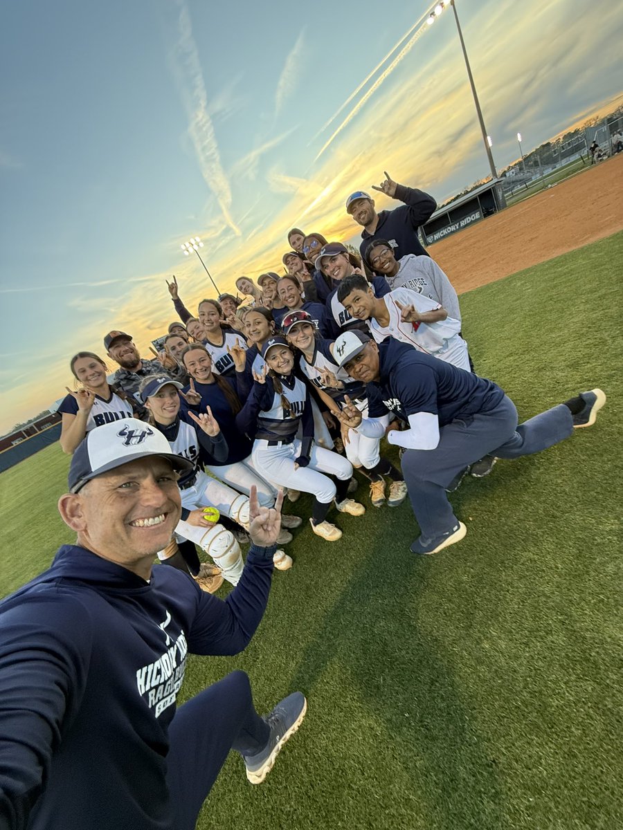 HRBullsSoftball's tweet photo. BIG 11-6 W last night against a solid Conference opponent AL Brown. Bat were 🔥, 14 hits lead by Sr @aubree_painter (4hits/2RBIs) &amp; So @Faulkenb2Hailey (2hits,💣/4RBIs)! @AlexisSmka (6inn,7k’s) &amp; @avery_jones28 (closed it out) in the ⭕️!  Back at it tonight on the Road! #GOBULLS https://t.co/nVmnLielLS