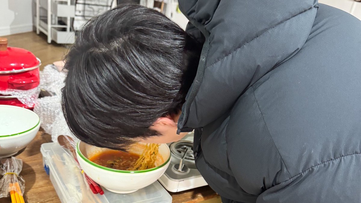 เหนื่อยหน่อยนะ อยู่กับฉัน
เมื่อสิ่งที่ฝัน นั้นมันไม่ง่ายเลย
และวันนี้ฉันรู้ ต้องเหนื่อยหนักกว่าที่เคย
แต่เธอ… ก็ยังยิ้มได้

#.มื้อที่สุขที่สุด #.สู้เพื่อครอบครัว
#.ครอบครัวสุขสันต์ #.มาม่า