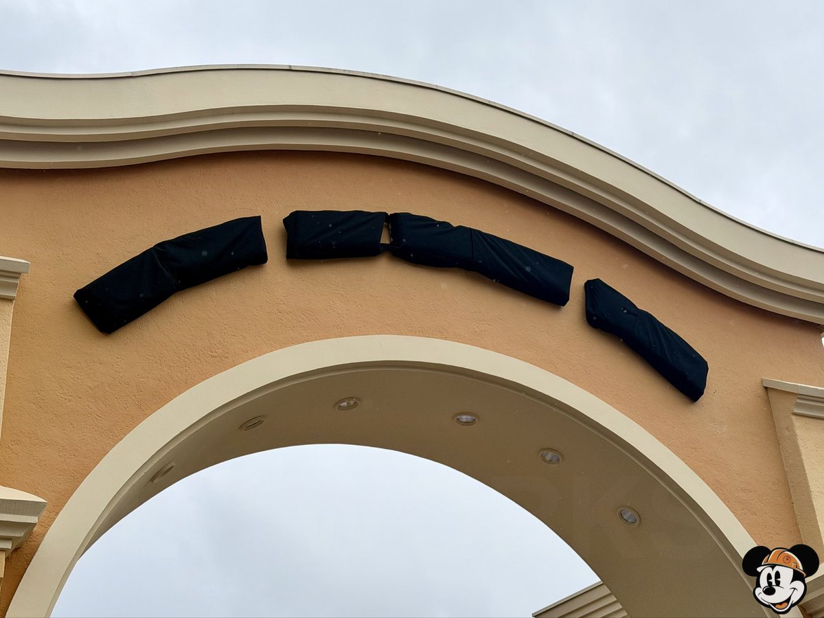 DLPWorks's tweet image. [Live] 🚨🚧 The iconic entrance arch has received its new name!

➡️ The #DisneyAdventureWorld lettering has been installed on the park’s main entrance arch.
➖ The structure is currently covered with a black drape to preserve the official reveal on March 29 at #DisneylandParis.