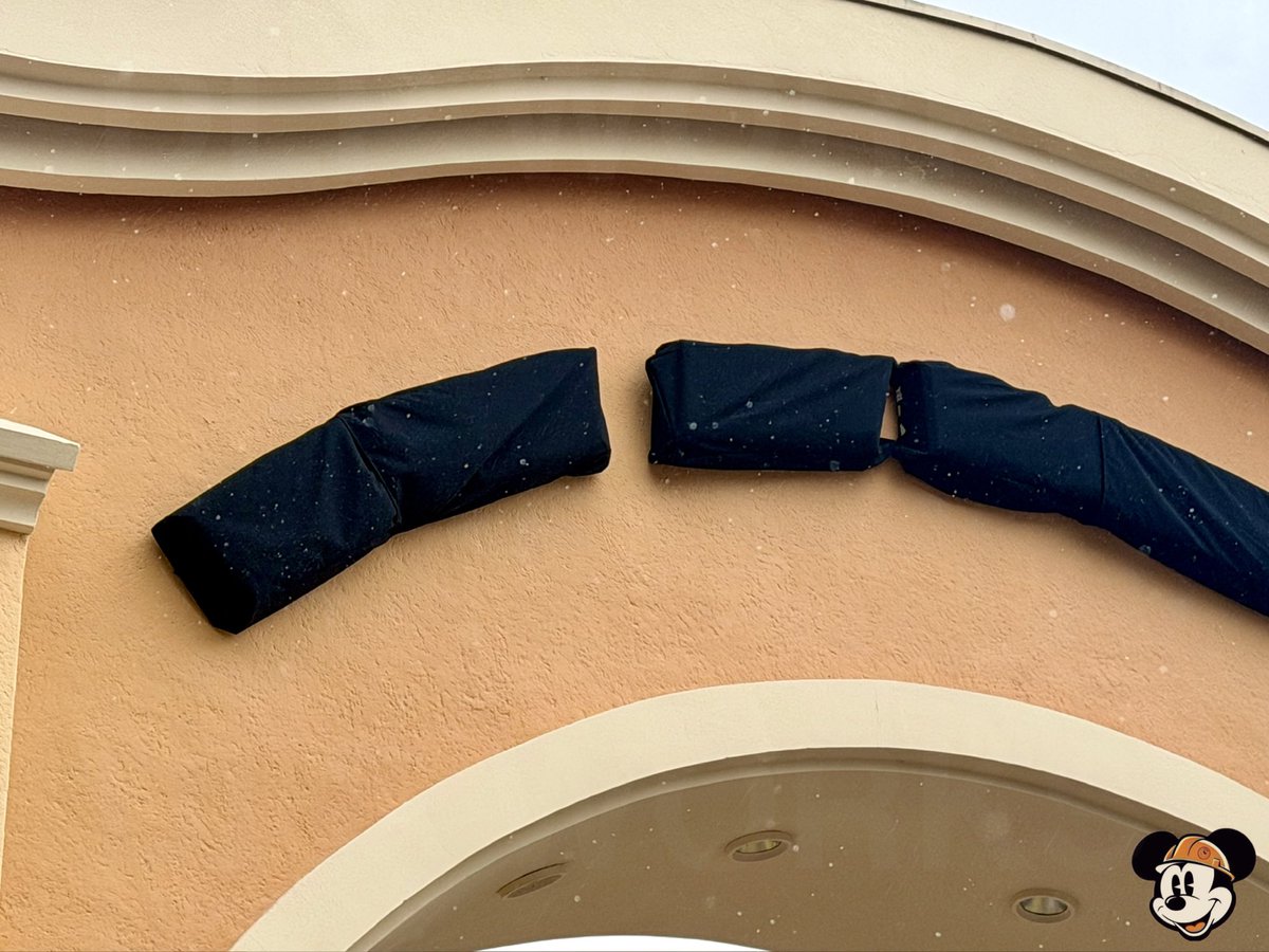 DLPWorks's tweet image. [Live] 🚨🚧 The iconic entrance arch has received its new name!

➡️ The #DisneyAdventureWorld lettering has been installed on the park’s main entrance arch.
➖ The structure is currently covered with a black drape to preserve the official reveal on March 29 at #DisneylandParis.