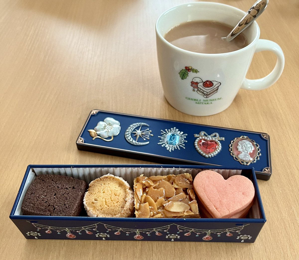 横浜山手にある洋菓子店&amp;カフェ「えの木てい」へ🍰🫖
スコーン食べたくて行ったんだけど、美味しすぎて2人でずっと感動！！スコーン好きの方はぜっひ食べて欲しい！
アフターヌーンティーのボリューム感も私達にはちょうど良かった🥹
そして一目惚れして買ったビジュー缶💎
クッキー美味しかった🤤