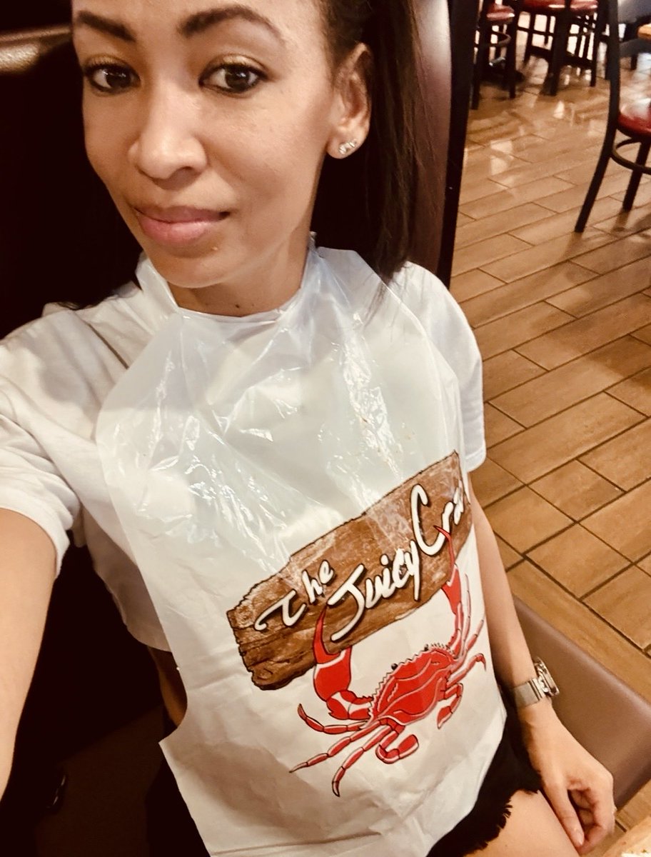 The_Queen_BRE's tweet photo. First photo of me is 2016. Second is 2025. 

Didn’t mean to pose the same way or be at a seafood boil restaurant. 

I guess much hasn’t changed in 9 years. lol. https://t.co/7gHWlerw3I