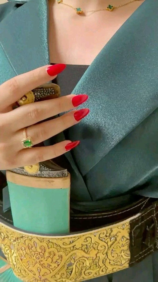 العز ما هو  شي بكثر العمله
ولا الزلط ترفع مقام الخاوي

والعيب ما غطاه لبس الدجله
حتى العسيب ما ذكر الانثاوي