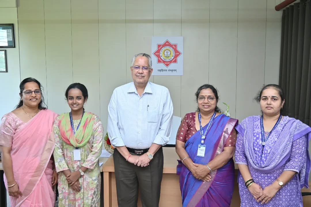 विश्वविद्यालयाचे मा. कुलगुरू (प्र) डॉ.अतुल वैद्य यांनी उपकेंद्राला दिलेल्या भेटीदरम्यान गोगटे जोगळेकर महाविद्यालयातील संस्कृत विभागाच्या प्रमुखा, कला शाखेच्या उपप्राचार्या संस्कृत विभागातील प्रा. स्नेहा शिवलकर, प्रा. प्रज्ञा भट, प्रा.प्रीती टिकेकर यांनी मा कुलगुरूंची भेट घेतली.