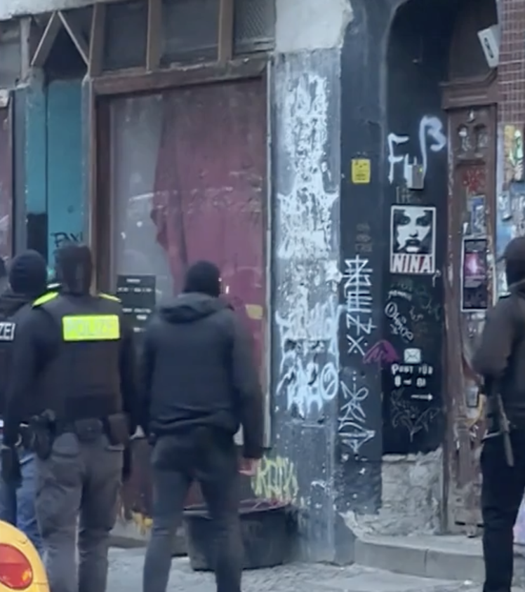 TracTerrorism's tweet image. Authorities Conduct Large-Scale #Raids Targeting #Anarchist Networks, in #Berlin, #Düsseldorf, #Hamburg, &amp;amp; #Kyritz, #Germany 
Read more: trackingterrorism.org/chatter/conduc…