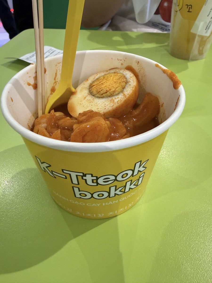 너무 배가 고파서

떡볶이 먹는데

현지식 맛이라..

정말 도전적인 맛!!