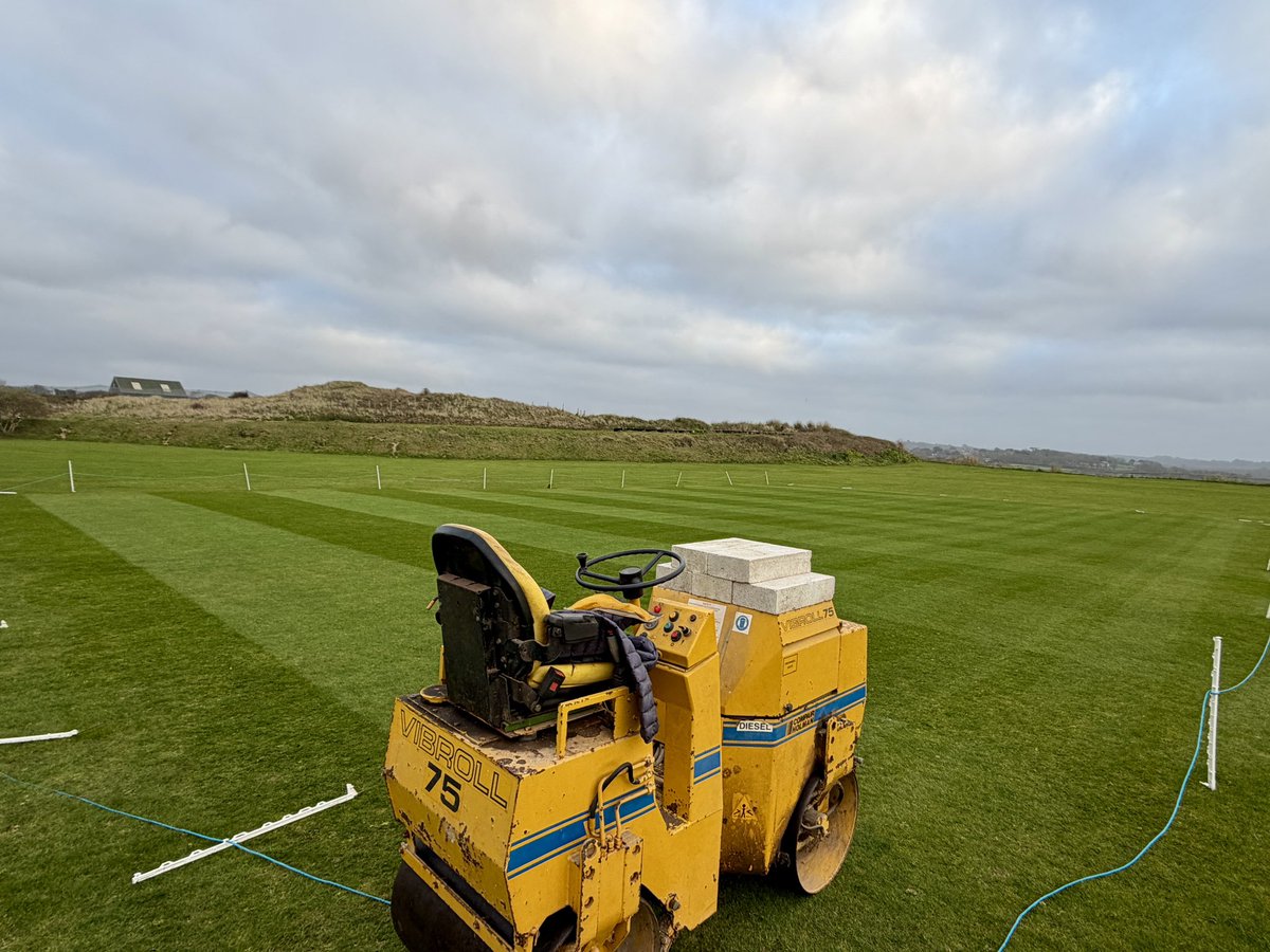 HayleCC's tweet image. That time of the year again were the chaps are hard at work getting the ground ready for another cricket season on the towans ☀️🏏
@wearetheGMA 
@DennisMowers 
@JDCLASSIC 
@corncricktrust 
@cornwall_league 
#groundsman #volunteers #cornwall #hayle 
@jd007f @AgrovistaUK @bhgsltd