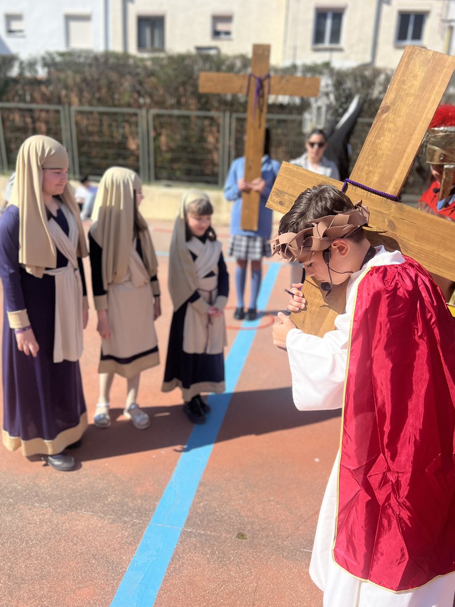 ✝️✨ Hoy hemos vivido un momento muy especial: el Vía Crucis 2026.

Gracias a todos los que lo habéis hecho posible y al público que nos ha acompañado: mayores, familias y personas que, sin conocernos, han querido estar 🤍

“Yo soy el camino, la verdad y la vida.” (Juan 14,6)