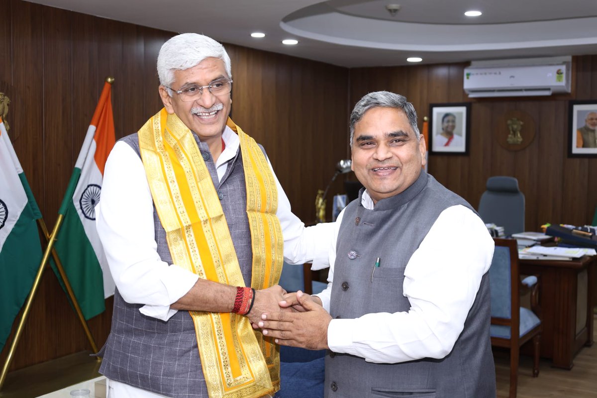 DakMla's tweet image. नई दिल्ली प्रवास के दौरान भारत सरकार में माननीय संस्कृति एवं पर्यटन मंत्री श्री गजेंद्र सिंह शेखावत जी से शिष्टाचार भेंट की। 

आपके प्रयासों से 'विकास भी-विरासत भी' के मंत्र के साथ भारतीय संस्कृति एवं पर्यटन को बढ़ावा मिल रहा है। 

@gssjodhpur

#GautamDak #NewDelhi