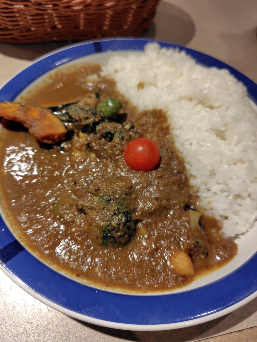 好みじゃないカレーだったのでお腹が空いてたはずなのに全く満たされない不思議。
しかもポテトを忘れられたのでしっかり請求したからそれで余計に……