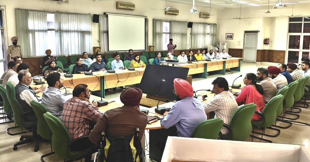 AAPbalbir's tweet photo. “ਮਾਨ ਸਰਕਾਰ ਦਾ ਮਿਸ਼ਨ – ਹਰ ਪਰਿਵਾਰ ਦੀ ਸਿਹਤ ਸੁਰੱਖਿਆ”

ਮਾਨ ਸਰਕਾਰ ਵੱਲੋਂ ਹਰ ਘਰ ਤੱਕ ਮੁਫ਼ਤ ਇਲਾਜ ਦੀ ਸਹੂਲਤ ਪਹੁੰਚਾਉਣ ਲਈ “ਮੁੱਖ ਮੰਤਰੀ ਸਿਹਤ ਯੋਜਨਾ” ਤਹਿਤ ਲਗਾਤਾਰ ਯਤਨ ਕੀਤੇ ਜਾ ਰਹੇ ਹਨ।ਰੋਜ਼ਾਨਾ ਮੀਟਿੰਗਾਂ ਅਤੇ ਜਾਗਰੂਕਤਾ ਮੁਹਿੰਮਾਂ ਰਾਹੀਂ ਇਹ ਯਕੀਨੀ ਬਣਾਇਆ ਜਾ ਰਿਹਾ ਹੈ ਕਿ ਕੋਈ ਵੀ ਪਰਿਵਾਰ ਇਲਾਜ ਤੋਂ ਵਾਂਝਾ ਨਾ ਰਹੇ। ਸੂਬੇ ਦੇ ਹਰ ਨਾਗਰਿਕ ਨੂੰ ਬਿਹਤਰ ਅਤੇ ਸਮਾਨ ਸਿਹਤ ਸਹੂਲਤਾਂ ਪ੍ਰਦਾਨ ਕਰਨਾ ਮਾਨ ਸਰਕਾਰ ਦੀ ਪੱਕੀ ਵਚਨਬੱਧਤਾ ਹੈ।

#aapbalbirsingh #AAPPunjab #Aamaadmipartypunjab #HealthRevolution #AAPKaSehatCard #punjabgovermenthealthrevolution