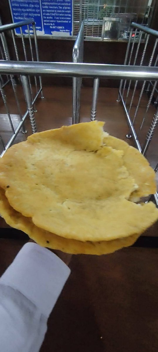 Perumallu13's tweet photo. రాత్రి 7 గంటల తర్వాత స్వామి వారికి నైవేద్యం పెట్టేటప్పుడు శ్రీవారి ఘంటానాదం మ్రోగుతూ ఉంటాయి.. ఆ గంటలు ఆగిన తర్వాత దోశలు ఒక బుట్టలో పెట్టి ఈ కౌంటర్ కి తీసుకువస్తారు.. మనిషికి ఒక్కటే అది కూడా డబ్బులే ఇవ్వాలి.. ఆన్ లైన్ పేమెంట్ ఉండదు. https://t.co/mqsSeFe6tD