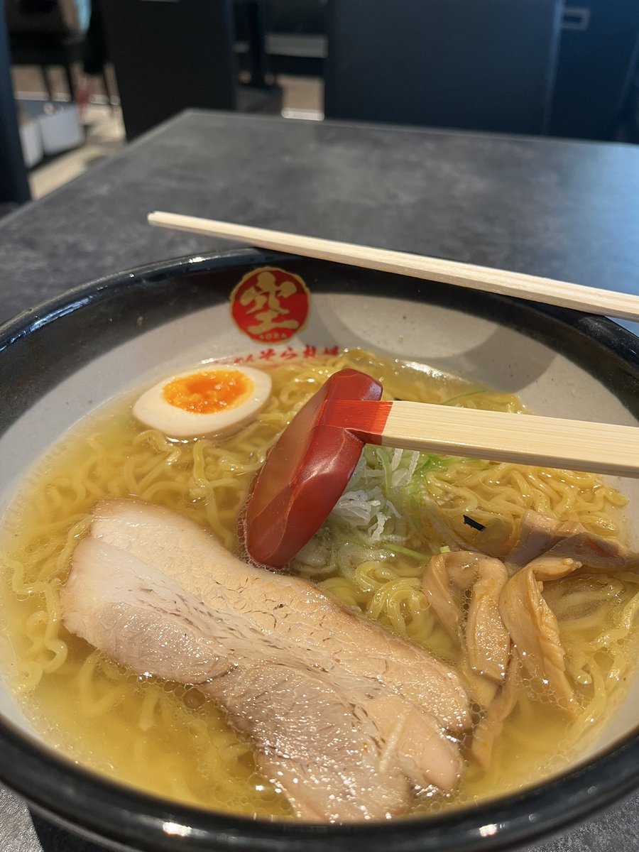 CHZ241959's tweet image. 午餐自理的行程
就在札幌市區度過
既然都自理了肯定是吃拉麵啊啊啊！
道地的真的比較重口味
但真的很好吃
店員都是短髮妹子超棒（誤
總之今天挺費腳底板的

#day3
#急不了了