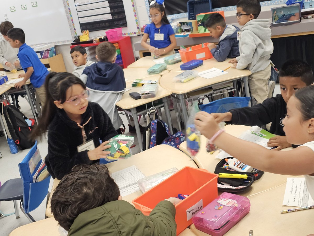 SAguirre_RES's tweet photo. Good Morning #TeamSISD from your 2nd Grade Roadrunners! We hit the ground running after our spring break! Blessed to do what we
L❤️VE! #BeaksUp https://t.co/TUGhmB7ly0