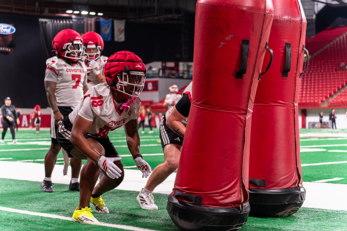 South Dakota Football tweet media