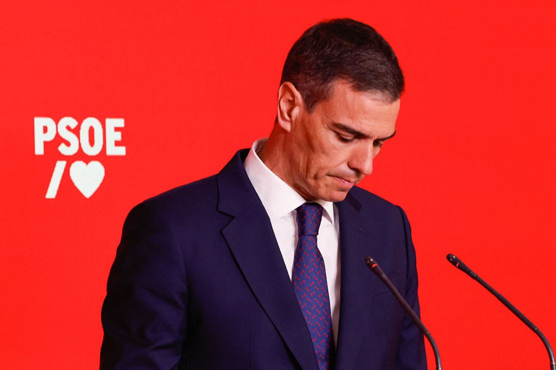 <a href="/sanchezcastejon/">Pedro Sánchez</a> No presentas presupuestos desde hace años, incumples la Constitución, traicionas a España, liberas etarras, estás rodeado de corrupción...
Y tienes los cojones de dar lecciones.
Dimite y déjanos en paz de una vez.