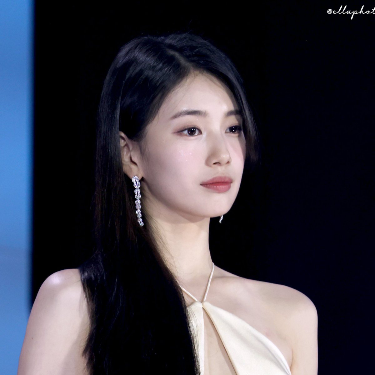 geolaegye14814's tweet photo. 수지 차기작무드에 따라서 행사,시상식 분위기도 바뀌는게 무지설렘

이두나(아이돌)            /다지니(싸패)
현혹(뱀파이어)           /하렘의남자들(황제) https://t.co/IaRm7UcU3X