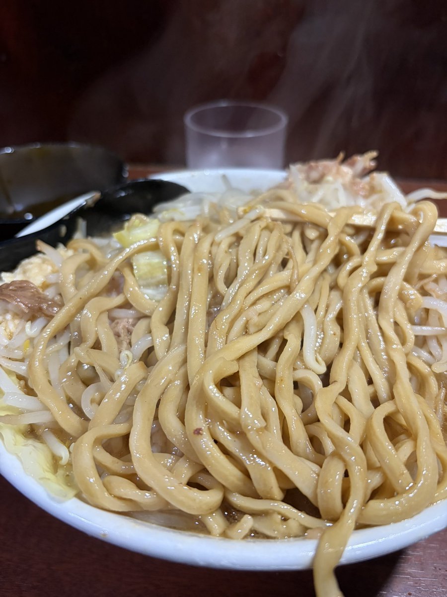 Ｄ麺 -ﾃﾞｨｰﾒﾝ-

ラーメン
生卵

やっと来れました。着丼時の見た目美しい。シャキめヤサイの中から隠れてた豚登場。スープに温まりとろとろになった豚が超美味い。ワシワシめの麺も小麦の風味強く絶品。